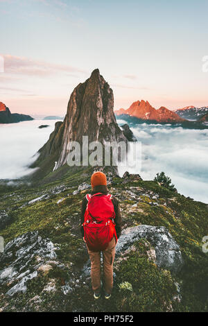Donna avventurosa godersi il tramonto Segla trekking in montagna solo viaggiare all'aperto in Norvegia vacanze attive backpacking uno stile di vita sano Foto Stock
