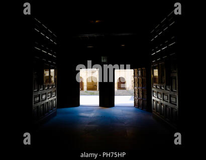 Un'immagine catturata dall'interno le porte del magnifico Santo Tomas chiesa in Haro, Spagna. Questo ingresso principale della chiesa è il lavoro di Felipe V Foto Stock