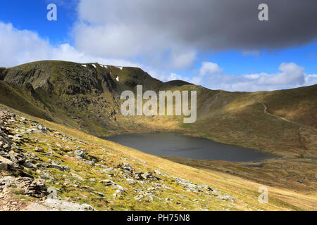 La molla vista sulle Red tarn, Swirral Edge e cadde Helvellyn, Parco Nazionale del Distretto dei Laghi, Cumbria, England, Regno Unito Foto Stock