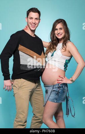 Coppia felice in amore in attesa di un bambino Foto Stock