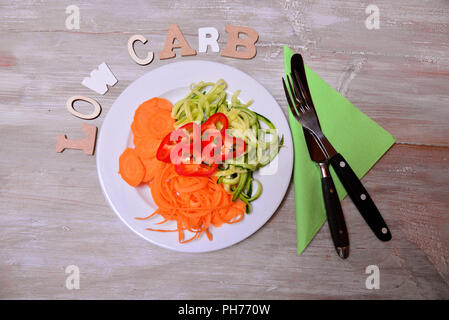Vegetali di zucchine Spaghetti Low Carb su una piastra Foto Stock