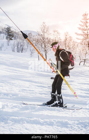 Ragazza francese con abbigliamento sci sullo ski lift Foto Stock