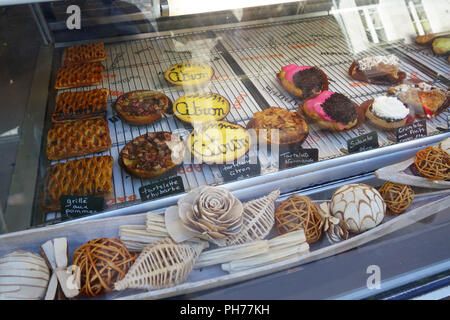 Selezione di torte in vetrina in Honfleur Francia Foto Stock