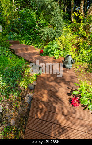 Percorso di legno ricoperta di giardino privato, Templenoe, Kenmare, nella contea di Kerry, Irlanda Foto Stock