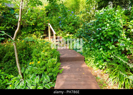 Percorso di legno ricoperta di giardino privato, Templenoe, Kenmare, nella contea di Kerry, Irlanda Foto Stock