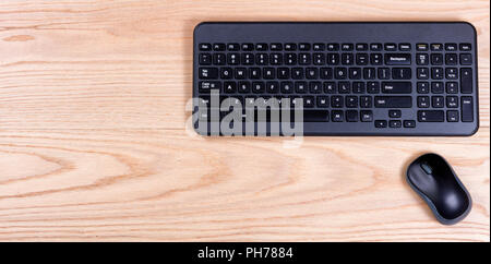 Pulita e organizzata di quercia rossa desktop con tastiera e mouse Foto Stock