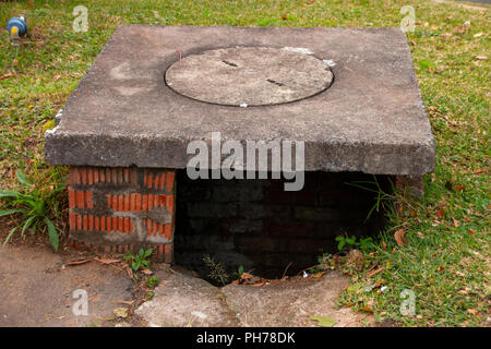 Una vista frontale di un drenaggio di acqua struttura su una strada principale Foto Stock