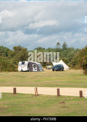 Caravan e tende sulla Roundhill Campeggio e roulotte vicino Brokenhurst nella nuova foresta Hampshire REGNO UNITO parte del Campeggio nella catena di foresta Foto Stock