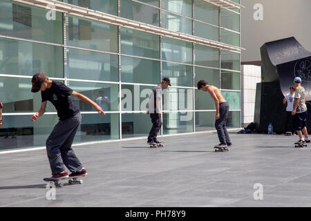 Skateboarders fuori MACBA, il Museo di Arte Contemporanea di Barcellona in Barcellona, Spagna Foto Stock