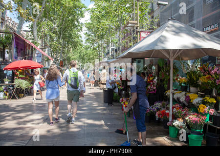 Passanti su Las Ramblas di Barcellona, Spagna Foto Stock