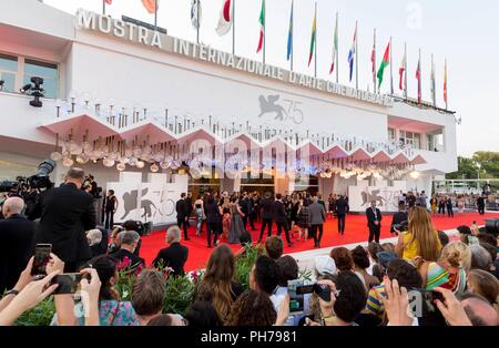 Venezia, Italia. Il 30 agosto, 2018. E rilassante atmosfera che si respira alla premiere di Roma "Roma" durante il 75° Festival del Cinema di Venezia al Palazzo del Cinema di Venezia (Italia), il 30 agosto 2018. Credito: Hubert Boesl | in tutto il mondo di utilizzo/dpa/Alamy Live News Foto Stock