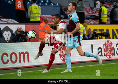 Burnley, Regno Unito. Il 30 agosto 2018, Olympiacos's Omar Elabdellaoui battaglie con il Burnley Ashley Barnes 30 agosto 2018, Turf Moor, Burnley, Inghilterra; UEFA Europa League, play off gamba 2 di 2, Burnley v Olympiacos FC Credito: News immagini /Alamy Live News Foto Stock