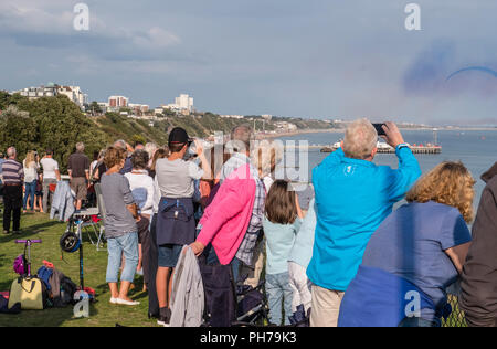 Bournemouth, Regno Unito 30 agosto 2018, spettatori guarda il Festival dell'aria da West Cliff. ©dbphots/Alamy Live News Foto Stock