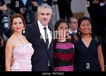 Venezia, Italia. Il 30 agosto 2018. L'attrice Marina de Tavira, direttore Alfonso Cuaron, attrice Yalitza Aparicio e attrice Nancy Garcia alla premiere di gala per lo screening del film Roma al settantacinquesimo Festival del Cinema di Venezia, Sala Grande giovedì 30 agosto 2018, Venezia Lido, Italia. Credito: Doreen Kennedy/Alamy Live News Foto Stock