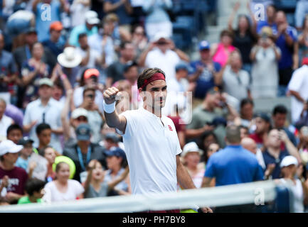 New York, Stati Uniti d'America. Il 30 agosto, 2018. Roger Federer festeggia dopo aver vinto il Uomini Singoli Secondo turno il match contro Benoit Paire della Francia al 2018 US Open Tennis Championships in New York, Stati Uniti, il 30 agosto 2018. Federer ha vinto 3-0. Credito: Wang Ying/Xinhua/Alamy Live News Foto Stock