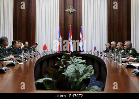 Mosca, Russia. Il 30 agosto, 2018. Li Zuocheng (2 L), membro della Cina la Commissione militare centrale (CMC) e capo del personale del CMC Joint Ufficio Personale, risponde con il russo il Ministro della difesa Sergei Shoigu (1R) a Mosca, in Russia, in Agosto 30, 2018. Li Zuocheng e difesa russo i funzionari hanno discusso i modi di rafforzare il coordinamento strategico tra le due forze armate e salvaguardare la sicurezza regionale e mondiale. Credito: Bai Xueqi/Xinhua/Alamy Live News Foto Stock