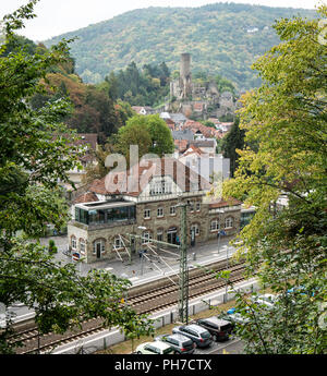 Germania, Eppstein. Il 30 agosto, 2018. La stazione ferroviaria di Eppstein im Taunus è in vista del castello (sopra a sinistra). Insieme con la Winterberg stazione ferroviaria in Hochsauerland, si è aggiudicato il titolo "stazione ferroviaria dell'anno 2018'. Dopo ampie escursioni di prova in tutta la Germania, la giuria ha selezionato i due "cittadini" stazioni', che devono la loro qualità ad un impegno speciale sul sito. Credito: Frank Rumpenhorst/dpa/Alamy Live News Foto Stock