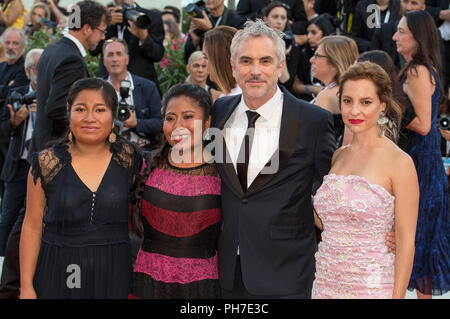 Venezia, Italia. Il 30 agosto 2018. Marina de Tavira, Yalitza Aparicio, Alfonso Cuaron e Nancy Garcia frequentando il "Roma" premiere al settantacinquesimo Venice International Film Festival presso il Palazzo del Cinema il 30 agosto 2018 a Venezia, Italia Credito: Geisler-Fotopress GmbH/Alamy Live News Foto Stock