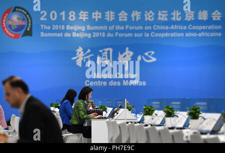 (180831) -- Pechino, 31 Agosto, 2018 (Xinhua) -- i giornalisti lavorano nei mass media area di lavoro presso il centro media per il 2018 il vertice di Pechino del Forum di cooperazione sino-africano (FOCAC) a Pechino, capitale della Cina, 31 Agosto, 2018. Situato in Pechino Jianguo International Convention Centre, il centro multimediale per la imminente FOCAC il vertice di Pechino ha ufficialmente avviato il funzionamento del venerdì. (Xinhua/Zhang Chenlin) (mm) Foto Stock