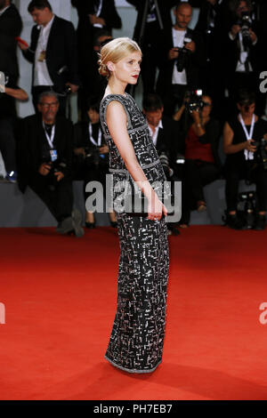 Venezia, Italia. Il 30 agosto 2018. Clemence Poesy assiste il "favorito" première su agosto 30, 2018 a Venezia, Italia.(da Mark Cape/Insidefoto) Credito: insidefoto srl/Alamy Live News Foto Stock