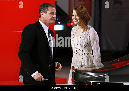 Venezia, Italia. Il 30 agosto 2018. La pietra della Emma assiste il "favorito" première su agosto 30, 2018 a Venezia, Italia.(da Mark Cape/Insidefoto) Credito: insidefoto srl/Alamy Live News Foto Stock