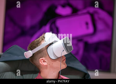 Berlino, Germania. 31 Agosto, 2018. Un visitatore a Telekom stand è testare gli occhiali 3D alla IFA di fiera di elettronica. Credito: Jens Büttner/dpa-Zentralbild/dpa/Alamy Live News Foto Stock