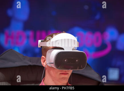 Berlino, Germania. 31 Agosto, 2018. Un visitatore a Telekom stand è testare gli occhiali 3D alla IFA di fiera di elettronica. Credito: Jens Büttner/dpa-Zentralbild/dpa/Alamy Live News Foto Stock