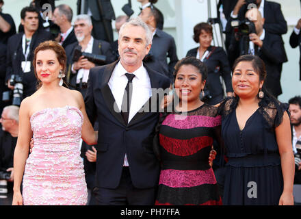 L'Europa, Italia, Lido di Venezia, 30 Agosto, 2018 : il direttore Alfonso Cuaròn, Marina de Tavira, Nancy Garcia e Yalitza Aparicio a tappeto rosso del film "Roma" . Settantacinquesimo Venice International Film Festival. Foto © Ottavia Da Re/Sintesi/Alamy Live News Foto Stock