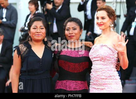 L'Europa, Italia, Lido di Venezia, 30 Agosto, 2018 : Marina de Tavira, Nancy Garcia e Yalitza Aparicio a tappeto rosso del film "Roma" regista Alfonso Cuaròn. Settantacinquesimo Venice International Film Festival. Foto © Ottavia Da Re/Sintesi/Alamy Live News Foto Stock