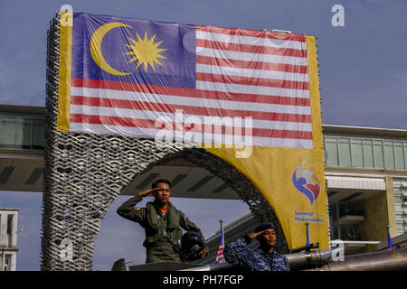 Putrajaya, Kuala Lumpur, Malesia. Il 29 agosto, 2018. Il Royal Malaysian Air Force visto che partecipano in piena prova cerimonia della 61st Malaysia anniversario del giorno di indipendenza a Dataran Putrajaya.malesi celebrato 61o anniversario dell indipendenza nazionale giorno su ogni 31 agosto. Il primo ministro della Malaysia, il dottor Mahathir Mohamad aveva scelto Putrajaya la nazione capitale amministrativa come un luogo per la celebrazione. Lo slogan di questo anno è sarà ''˜Sayangi MalaysiaKu' che significa che ''˜amore mio credito Malaysia: Faris Hadziq SOPA/images/ZUMA filo/Alamy Live News Foto Stock