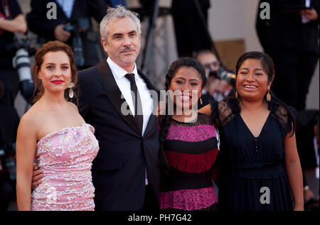 Venezia, Italia. Il 30 agosto 2018. L'attrice Marina de Tavira, direttore Alfonso Cuaron, attrice Yalitza Aparicio e attrice Nancy Garcia alla premiere di gala per lo screening del film Roma al settantacinquesimo Festival del Cinema di Venezia, Sala Grande giovedì 30 agosto 2018, Venezia Lido, Italia. Credito: Doreen Kennedy/Alamy Live News Foto Stock