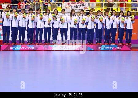 Jakarta, Indonesia. Il 30 agosto, 2018. Giappone team group (JPN) pallamano : donna premiazione al GOR Popki Cibubur durante il 2018 Jakarta Palembang giochi asiatici in Jakarta, Indonesia . Credito: Naoki Nishimura AFLO/sport/Alamy Live News Foto Stock