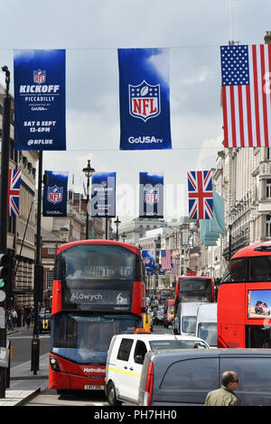 Piccadilly, Londra, Regno Unito. Il 31 agosto 2018. Nuovi flag per la stagione di NFL installato su Piccadilly prima della festa del 8 settembre per promuovere la nuova stagione. Credito: Matteo Chattle/Alamy Live News Foto Stock