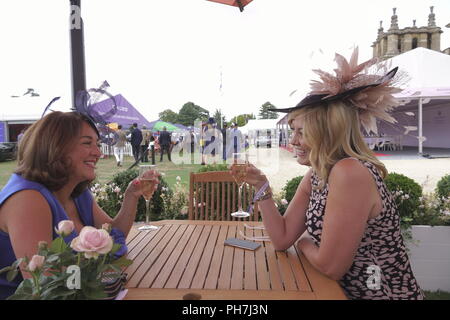 Woodstock, Regno Unito. Il 31 agosto, 2018. Scene da annuale di 'salon Prenotazione" presso il Palazzo di Blenheim e dove le automobili esotiche mix di alta moda. Credito: Motofoto/Alamy Live News Foto Stock