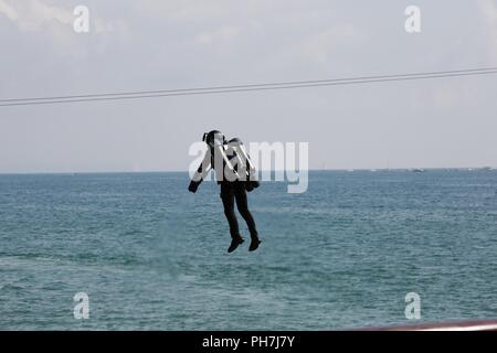 Bournemouth, Regno Unito. Il 31 agosto 2018. La folla gregge a Bournemouth per la seconda giornata del Bournemouth Air Festival. La Gravità Jet Suit Team Display emozione la folla con la loro dimostrazione. Visualizzazione per la prima volta a un evento pubblico con due jet suit piloti e per mostrare la prossima frontiera nel volo umano! Il jet pack piloti hanno le turbine a gas a cinghiate su di essi - 5 motori a turbina, due per ogni braccio e un motore più grande sul loro retro. Credito: Carolyn Jenkins/Alamy Live News Foto Stock