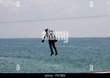 Bournemouth, Regno Unito. Il 31 agosto 2018. La folla gregge a Bournemouth per la seconda giornata del Bournemouth Air Festival. La Gravità Jet Suit Team Display emozione la folla con la loro dimostrazione. Visualizzazione per la prima volta a un evento pubblico con due jet suit piloti e per mostrare la prossima frontiera nel volo umano! Il jet pack piloti hanno le turbine a gas a cinghiate su di essi - 5 motori a turbina, due per ogni braccio e un motore più grande sul loro retro. Credito: Carolyn Jenkins/Alamy Live News Foto Stock