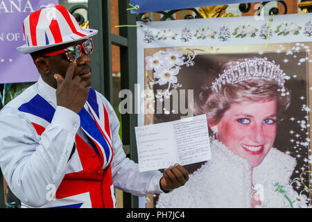 Kensington Palace. Londra. Regno Unito 31 agosto 2018 - Un emotivo Joseph Afran con una carta di fronte a una grande fotografia di Diana alle porte di Kensington Palace per contrassegnare il ventunesimo anniversario della morte della Principessa di Galles, che morì tragicamente in un incidente stradale a Parigi in Francia il 31 agosto 1997 Credit: Dinendra Haria/Alamy Live News Foto Stock