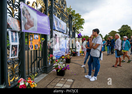 Kensington Palace. Londra. Regno Unito 31 ago 2018 - ben wishers alle porte di Kensington Palace per contrassegnare il XXI anniversario della morte di Lady Diana, principessa di Galles, che morì tragicamente in un incidente stradale a Parigi in Francia il 31 agosto 1997 Credit: Dinendra Haria/Alamy Live News Foto Stock