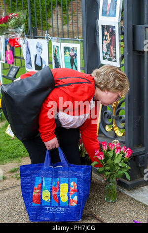 Kensington Palace. Londra. Regno Unito 31 agosto 2018 - un bene wisher luoghi fiori alle porte di Kensington Palace per contrassegnare il XXI anniversario della morte di Lady Diana, principessa di Galles, che morì tragicamente in un incidente stradale a Parigi in Francia il 31 agosto 1997 Credit: Dinendra Haria/Alamy Live News Foto Stock