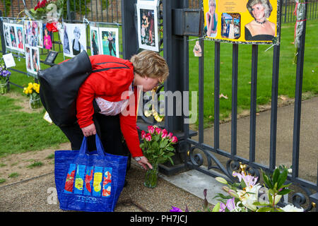 Kensington Palace. Londra. Regno Unito 31 agosto 2018 - un bene wisher luoghi fiori alle porte di Kensington Palace per contrassegnare il XXI anniversario della morte di Lady Diana, principessa di Galles, che morì tragicamente in un incidente stradale a Parigi in Francia il 31 agosto 1997 Credit: Dinendra Haria/Alamy Live News Foto Stock
