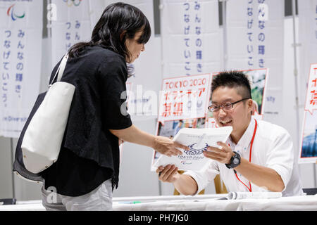 Tokyo, Giappone. Il 31 agosto 2018. Una donna assiste a Tokyo 2020 volontari briefing su agosto 31, 2018, Tokyo, Giappone. Il Governo Metropolitano di Tokyo si riuniranno le applicazioni di volontariato da settembre a dicembre, per i prossimi giochi olimpici e paraolimpici che si terrà a Tokyo nel 2020. Il governo di Tokyo prevede di reclutare 11.000 City e giochi volontari. Credito: Rodrigo Reyes Marin/AFLO/Alamy Live News Foto Stock