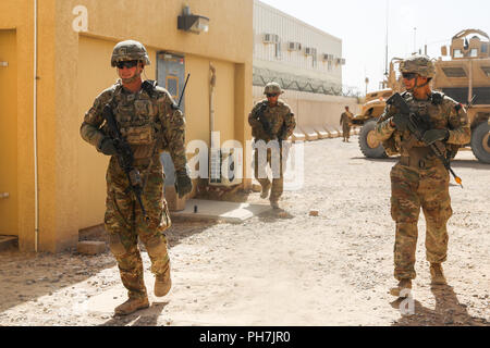 Kandahar Airfield, Afghanistan. Il 30 agosto, 2018. KANDAHAR AIRFIELD, Afghanistan (Agosto 16, 2018) -- STATI UNITI I soldati dell esercito dal 1° Battaglione, dodicesimo Reggimento di Fanteria, seconda della brigata di fanteria combattere la squadra, 4a divisione di fanteria, cammina in un villaggio simulato, e il agosto 16, 2018 durante un angelo custode situazionale esercizio di formazione a Kandahar Airfield, Afghanistan. Soldati provenienti da società Alfa, 1bn., XII Inf. Reg. sono responsabili per la fornitura di angelo custode di soldati per missioni in cui i consulenti in treno dalla consulenza e assistere Command-South condotta con il loro esercito nazionale afghano e la polizia nazionale afgana Foto Stock