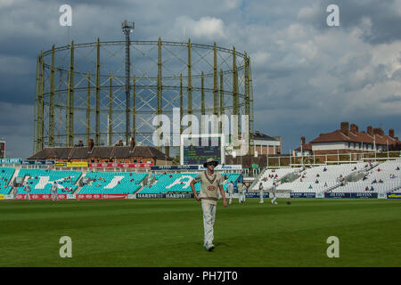 Londra, Regno Unito. Il 31 agosto 2018. Morne Morkel fielding per Surrey contro Nottinghamshire il giorno tre della contea di Specsavers partita di campionato al ovale. David Rowe/Alamy Live News Foto Stock