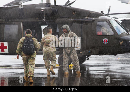 Hilo, Hawaii, Stati Uniti d'America. Il 30 agosto, 2018. Brig. Gen. Kenneth Hara, Vice aiutante generale, Hawaii esercito Guardia Nazionale e Joint Task Force 5-0 commander, atterra a Hilo Aeroporto Internazionale di Hilo, Hawaii, di condurre briefing alle Hawaii National Guard e Active Duty soldati rispondendo a uragano Lane su agosto 27, 2018. Le autorità locali e dello stato delle Hawaii, attraverso JTF 5-0, richiesto HH-60M Black Hawk elicotteri con paranco di sollevamento capacità di assistere le autorità locali con operazioni di recupero sull'isola di Hawaii. JTF 5-0 è una joint task force guidata da un doppio stato comandante che Foto Stock