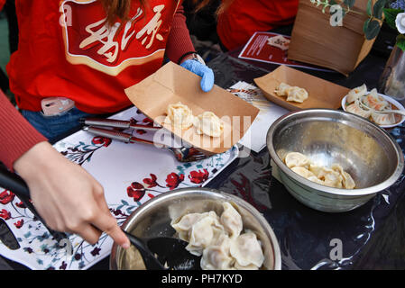 Londra, Regno Unito. Il 31 agosto 2018. Lo chef prepara una selezione di canederli per il giorno di apertura della tre giorni di cibo Cinese Festival a Potters Fields Park vicino al Municipio. Così come il cibo e le bevande da differenti parti della Cina preparate di fresco per i visitatori di provare, ci sono dimostrazioni di cottura e presentazioni da parte del Regno Unito Cultura Han Associazione. Credito: Stephen Chung / Alamy Live News Foto Stock