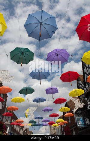 Salisbury, Wiltshire, Regno Unito. 31 agosto 2018. Un pomeriggio caldo e soleggiato per l'ultimo giorno d'estate con più previsioni di sole per il prossimo fine settimana. Questa spettacolare opera d'arte di 90 ombrelli colorati è attualmente sospesa su Salisbury High Street. Foto Stock