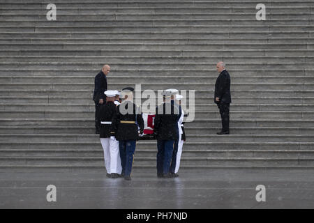 Washington, Distretto di Columbia, Stati Uniti d'America. 31 Agosto, 2018. Un esercito degli Stati Uniti di guardia d'onore porta scrigno di ex senatore John McCain, repubblicani dell Arizona, su per le scale del Campidoglio di Washington il 31 agosto 2018 a Washington, DC. McCain, un esercito degli Stati Uniti di veterano e longtime Senator, getterà nel membro interno del Capitol Rotunda per un giorno prima di essere messo a riposare il 1 settembre 2018 all'Accademia Navale degli Stati Uniti ad Annapolis, Maryland. Credito: Alex Edelman/CNP Credito: Alex Edelman/CNP/ZUMA filo/Alamy Live News Foto Stock