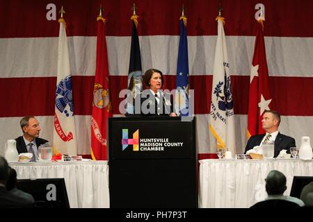 Il Mag. Gen. Sheryl Gordon, aiutante generale dell'Alabama Guardia nazionale, loda l'Huntsville/Madison County Community per il suo riconoscimento annuale dei militari durante le Forze Armate celebrazione settimana. Lei è stato il discorso di apertura alla settimana della salute il pranzo. Foto Stock