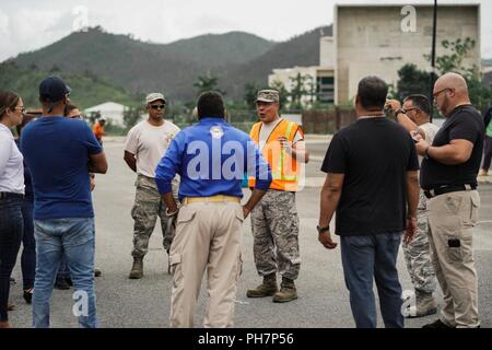 Humacao, Puerto Rico, 20 Giugno 2018 - Un membro del Puerto Rico esercito nazionale Guard i colloqui con la gestione delle emergenze Amministrazione da diversi comuni come parte di un punti di distribuzione la formazione. L'esercizio è stata effettuata in uno sforzo di collaborazione tra enti locali per la gestione di interventi di emergenza negli uffici la Puerto Rico Bureau nella gestione delle situazioni di emergenza e FEMA, con lo scopo di stabilire un protocollo per la distribuzione di merci nel caso di un futuro disastro. FEMA/ Eduardo Martínez Foto Stock