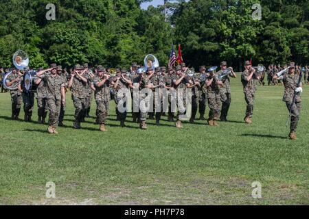 Il secondo aeromobile Marina Wing band esegue durante un cambiamento di comando sulla cerimonia di Camp Lejeune, N.C., 28 giugno 2018. Durante la cerimonia, Lt. Col. John S. Sattely rinunciato il comando dei mezzi di trasporto 2° Battaglione di supporto di Lt. Col. Jonathan T. Baker. Foto Stock